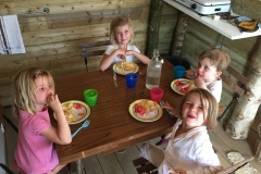 Diner des enfants dans la cabane