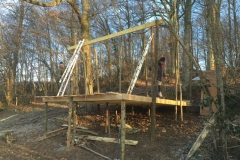 Construction d'une hutte en forêt