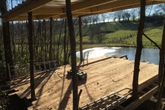 Construction d'une cabane à la campagne